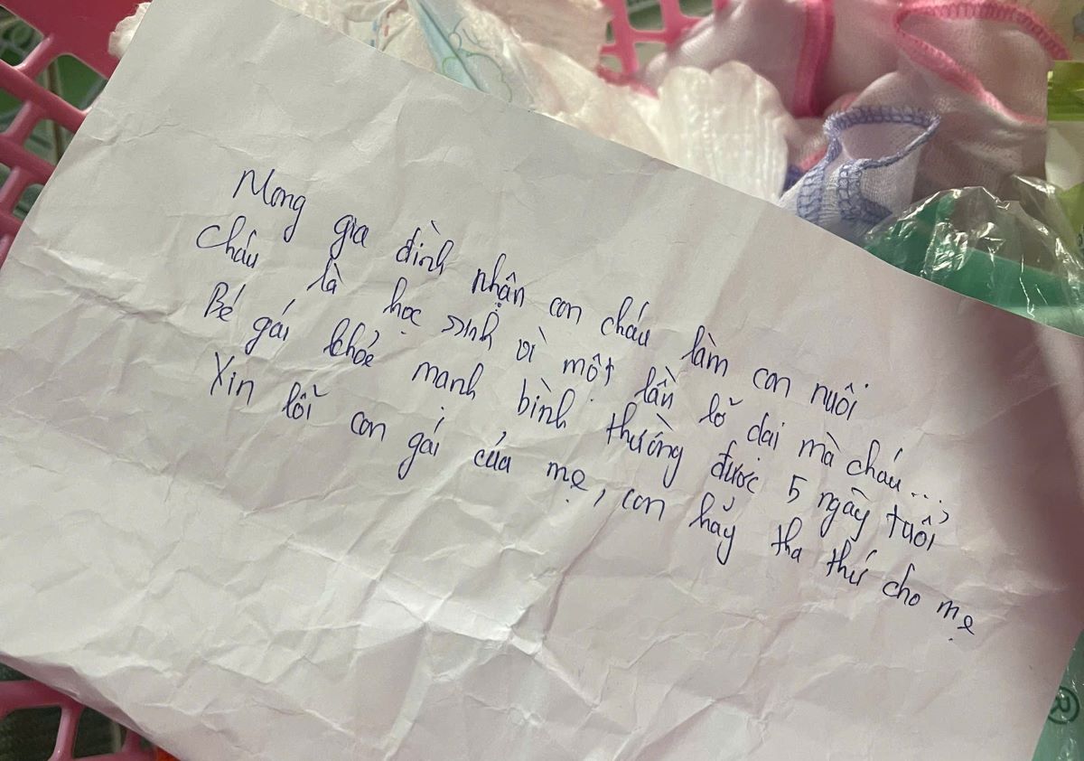 Bé gái bị bỏ rơi kèm lá thư. Ảnh: Công an xã Trung Sơn