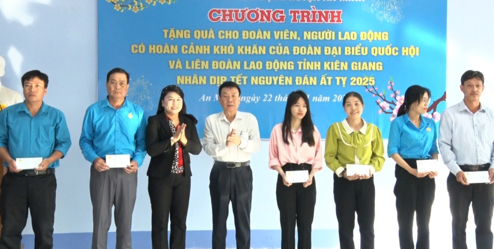 Ms. Nguyen Thi Kim Be - Deputy Head of the National Assembly Delegation of Kien Giang Province - presents gifts to union members. Photo: My Linh