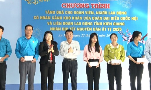 Bà Nguyễn Thị Kim Bé - Phó trưởng đoàn chuyên trách Đoàn đại biểu Quốc hội tỉnh Kiên Giang - tặng quà cho đoàn viên. Ảnh: Mỹ Linh