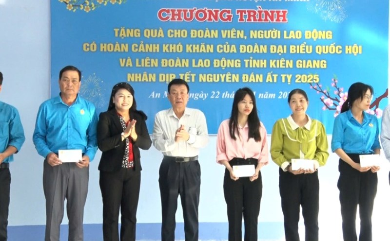 Ms. Nguyen Thi Kim Be - Deputy Head of the National Assembly Delegation of Kien Giang Province - presents gifts to union members. Photo: My Linh