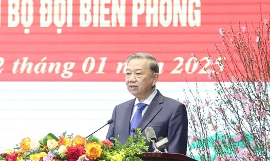 Tổng Bí thư Tô Lâm chúc Tết cán bộ, chiến sĩ bộ đội biên phòng. Ảnh: Thống Nhất/TTXVN