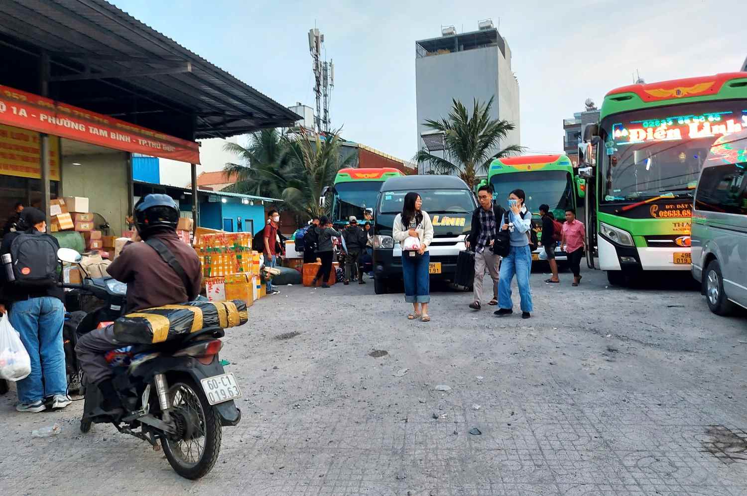 Mot nha xe mo diem don khach tren duong Do Muoi, doan gan cau vuot Go Dua (TP Thu Duc). 