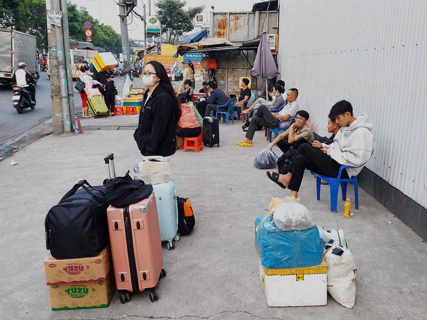 Theo So GTVT TPHCM, tren dia ban thanh pho hien co 79 diem don tra khach trai quy dinh, tap trung chu yeu tai TP Thu Duc (22 diem), Quan 5 (18 diem), Quan 1 va Quan 10 (8 diem).