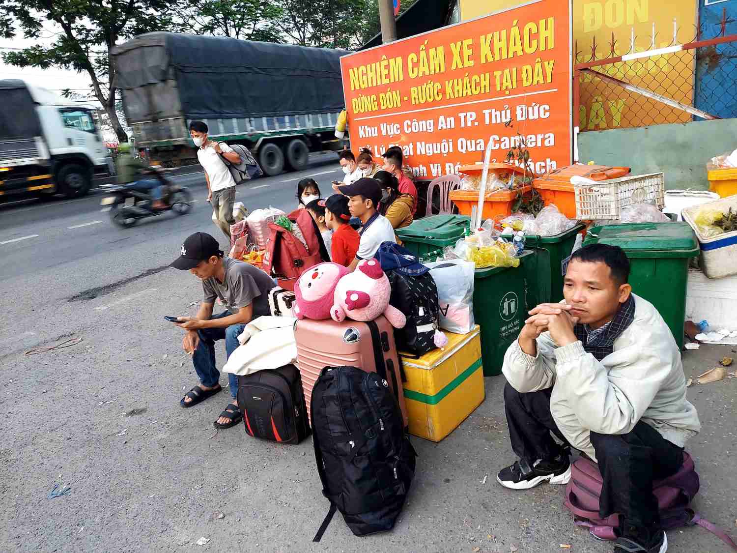 Chieu 22.1, nhieu nguoi dan tap trung don xe tai khu vuc cay xang Tam Binh 2 tren duong Do Muoi (phuong Tam Binh, TP Thu Duc, TPHCM).