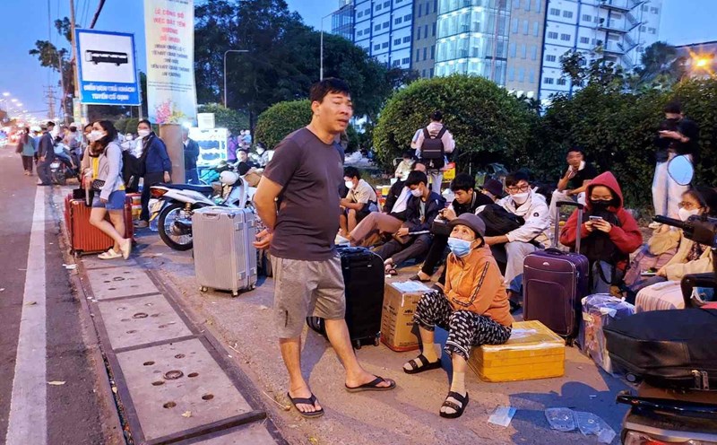 People waiting for buses on Do Muoi Street (in front of National Highway 1), near Linh Trung 1 Export Processing Zone. Photo: Minh Quan