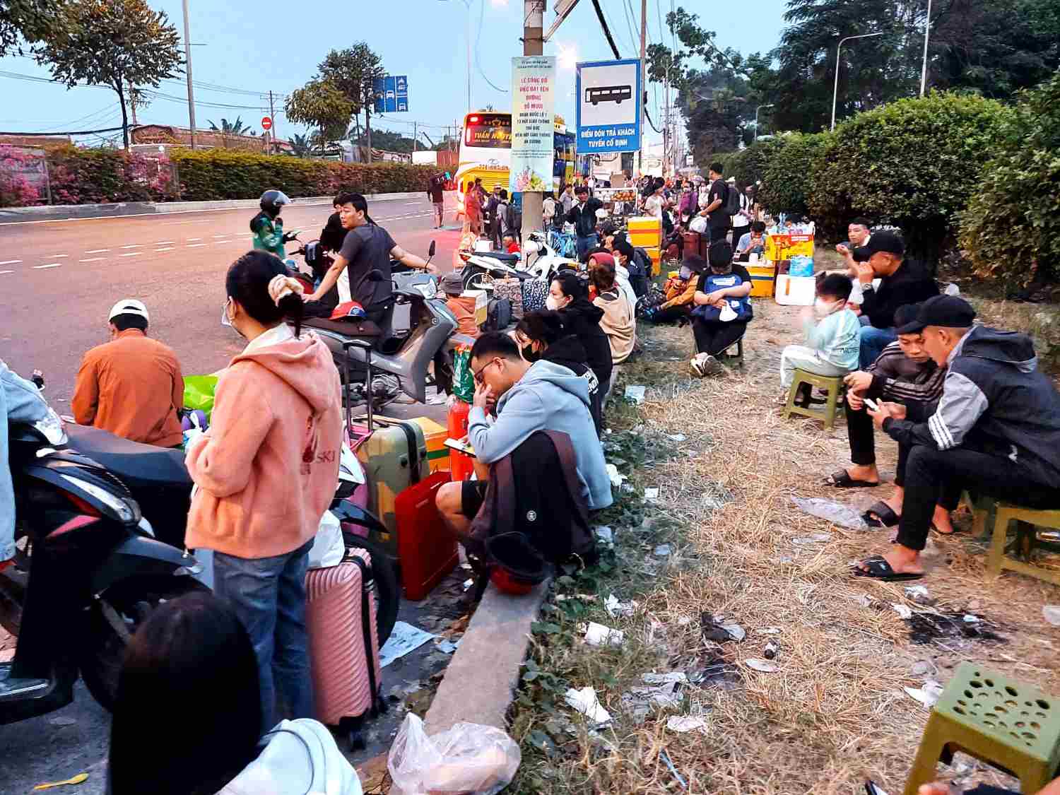 Duong Do Muoi, doan gan nga tu Linh Xuan (TP Thu Duc) co ca tram khach dung, ngoi cho don xe ve que an Tet.