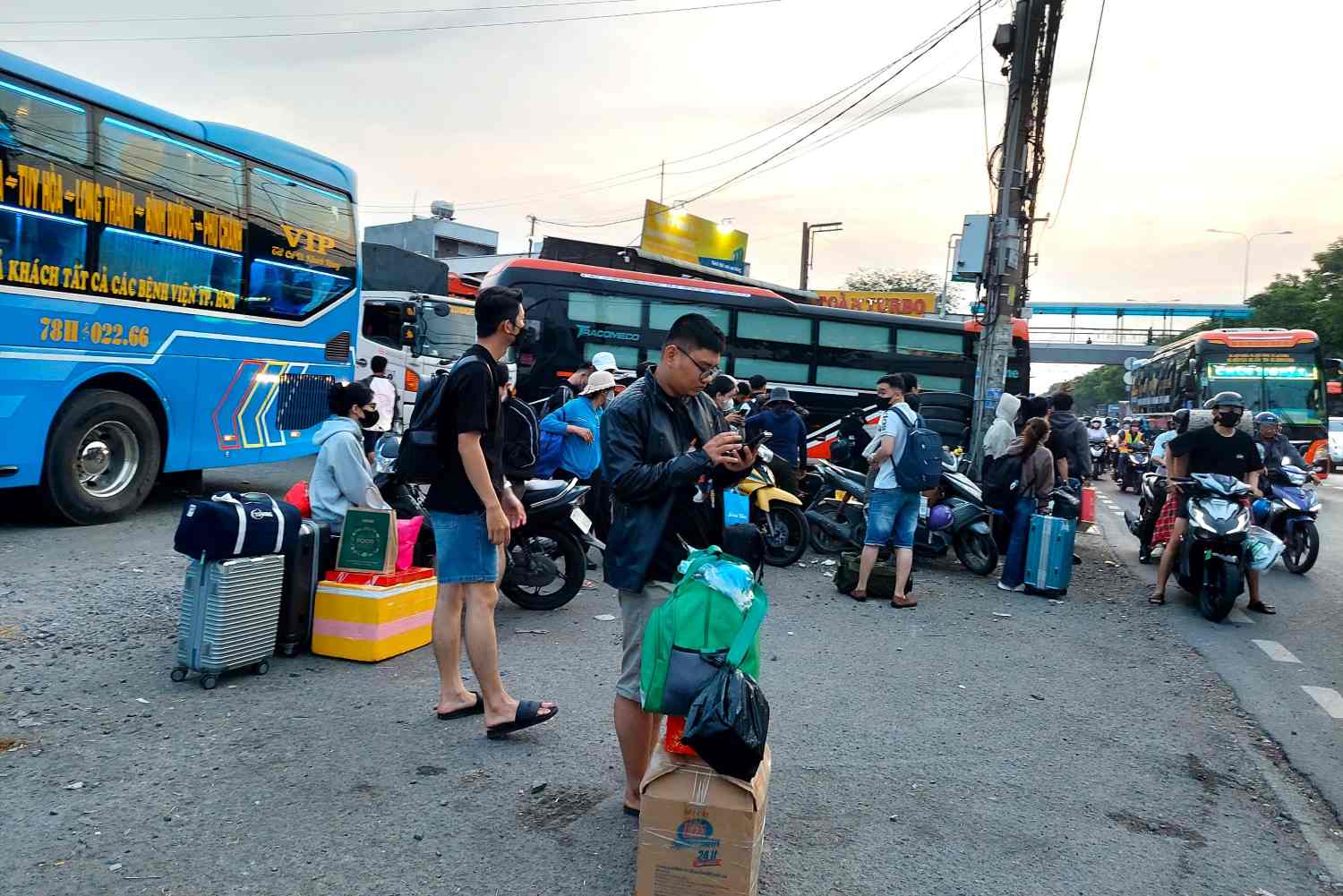 Tai bai giu xe tren duong Do Muoi, doan gan cau Go Dua (phuong Tam Binh, Thu Duc) cung tap nap xe va khach, khong khac gi ben xe thu nho. Nhieu xe “xe du” tap vao dau san, cho gom khach da dat cho tu truoc hoac nguoi di vang lai.