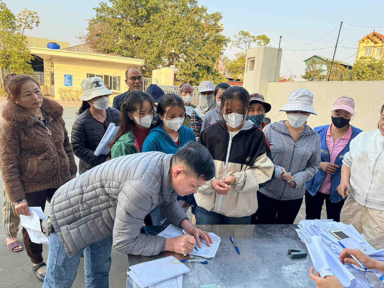 The Binh Giang District Labor Federation promptly provided Tet gifts to 174 workers present at the company with an amount of VND87 million. Photo: Provided by the Binh Giang District Labor Federation