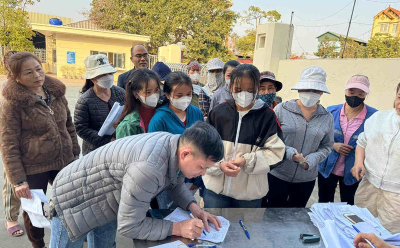 The Binh Giang District Labor Federation promptly provided Tet gifts to 174 workers present at the company with an amount of VND87 million. Photo: Provided by the Binh Giang District Labor Federation