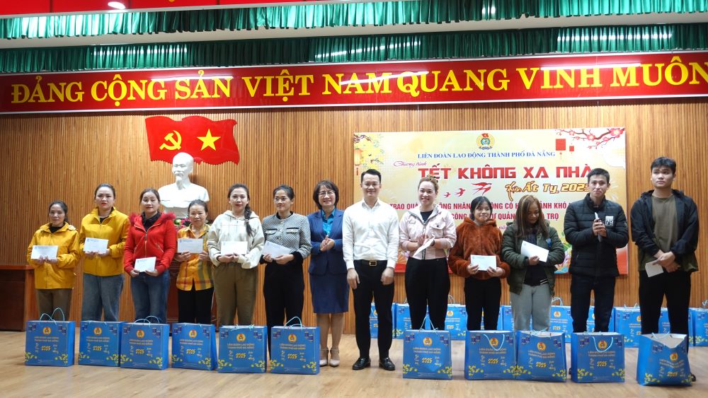 The program "Tet not far from home" met and gave gifts to disadvantaged workers at the Self-Management Groups of the Boarding House in Son Tra district on the occasion of the Lunar New Year 2025. Photo: Tran Thi