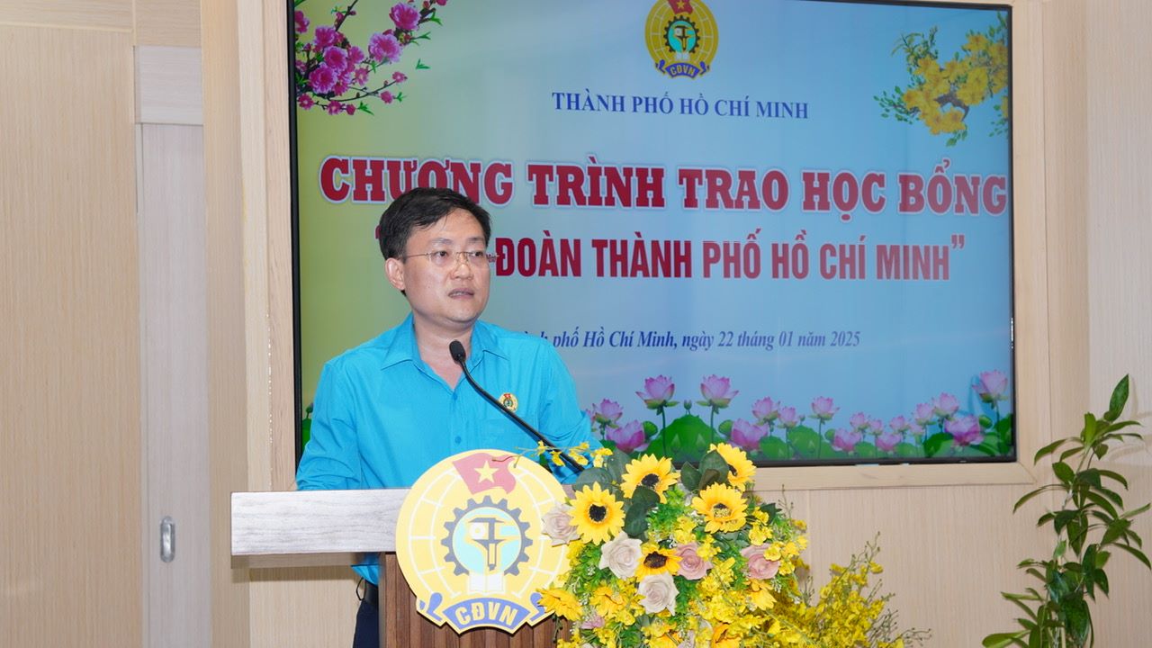 Ông Phùng Thái Quang - Phó Chủ tịch Liên đoàn Lao động TPHCM phát biểu trong buổi trao học bổng cho đoàn viên công đoàn. Ảnh: Minh Tâm