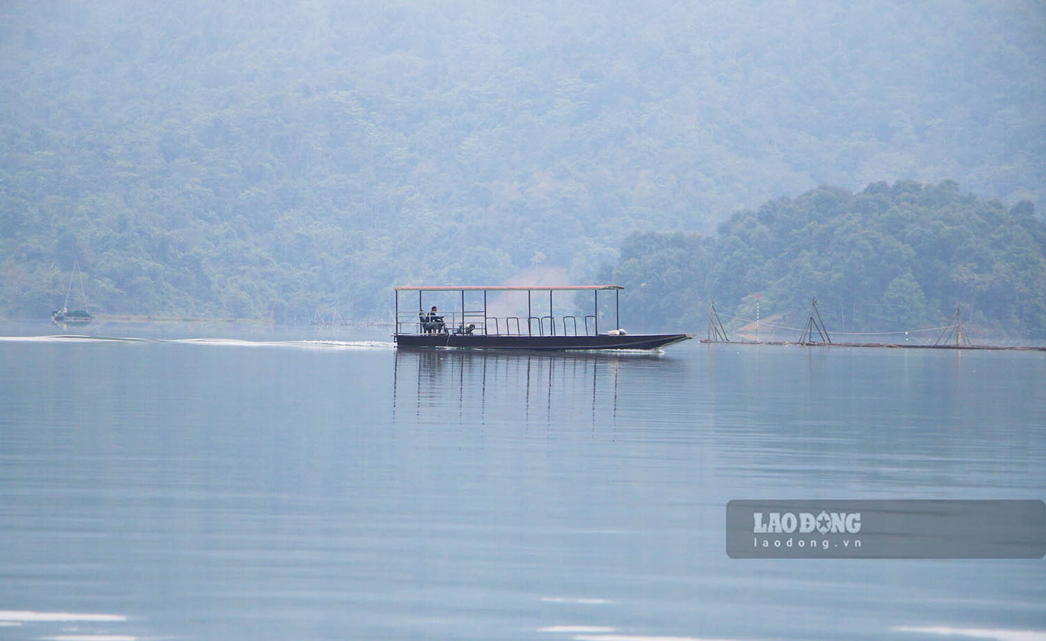 Hundreds of people make a living on the Tuyen Quang hydroelectric reservoir.