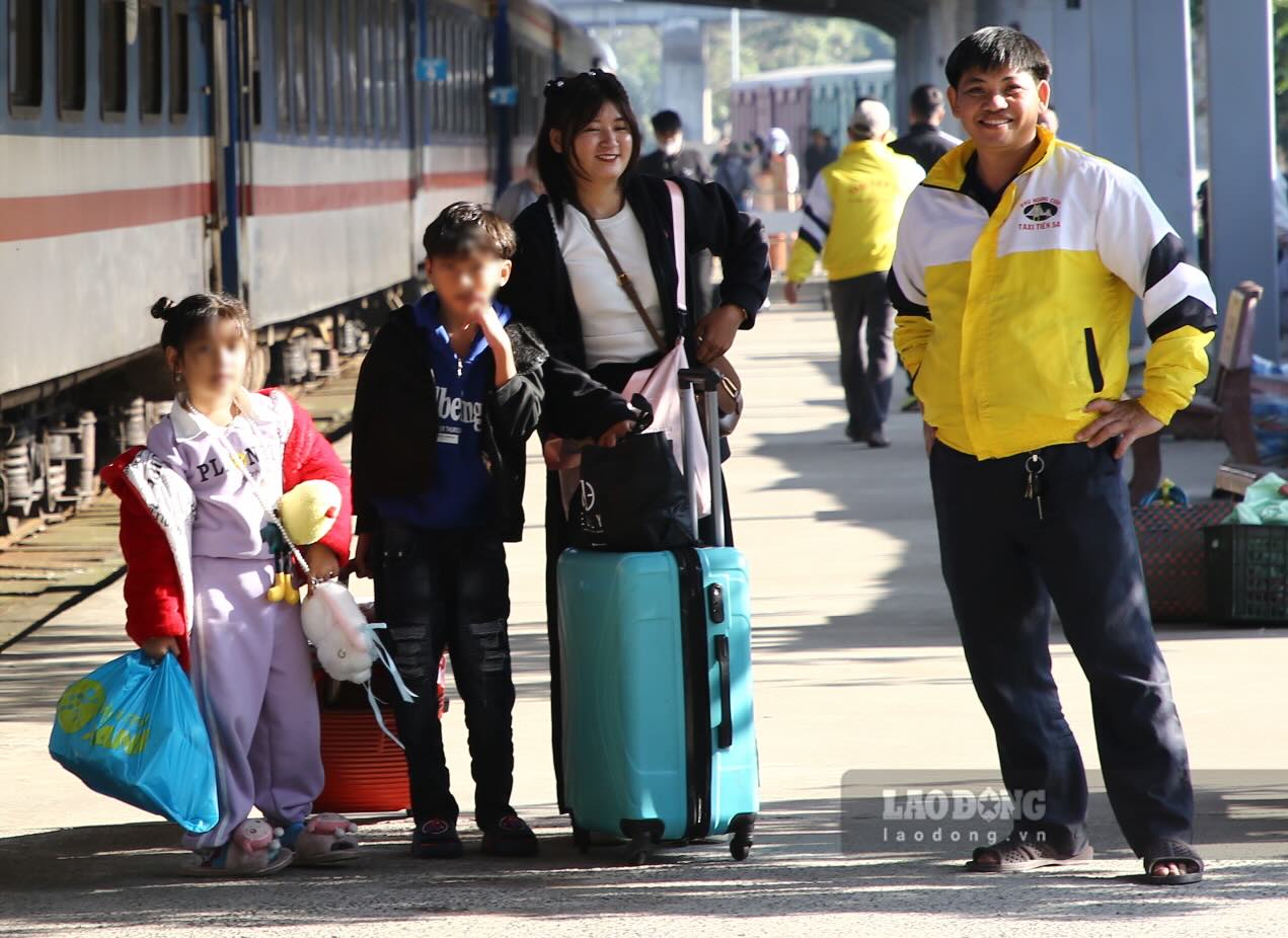 Workers far from home return to Quang Binh to celebrate Tet. Photo: Cong Sang
