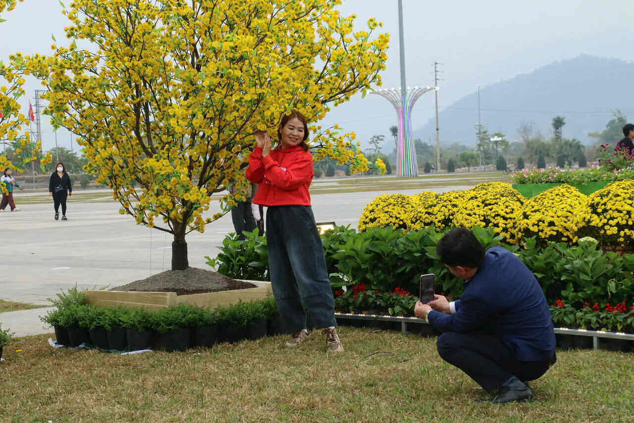 Nguoi dan tranh thu ghi lai khoanh khac chup anh tai quang truong. Anh: Yen San