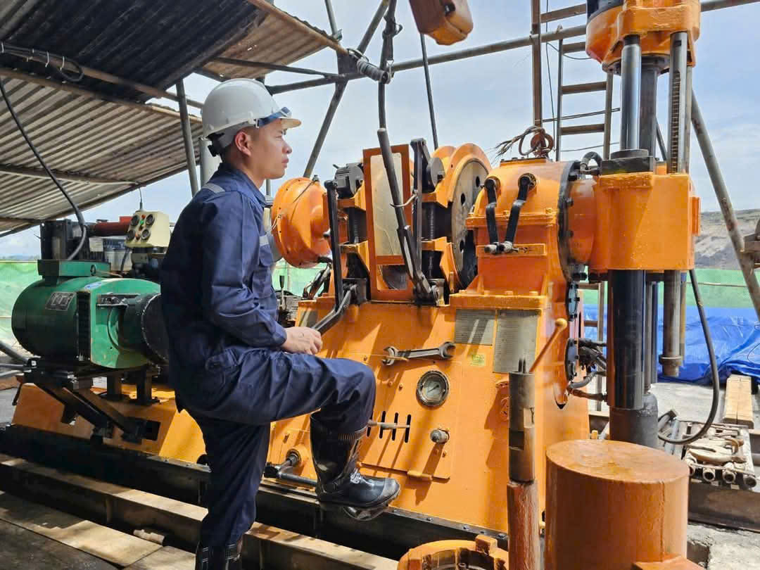Operating exploratory drilling equipment. Photo: Huu Hung