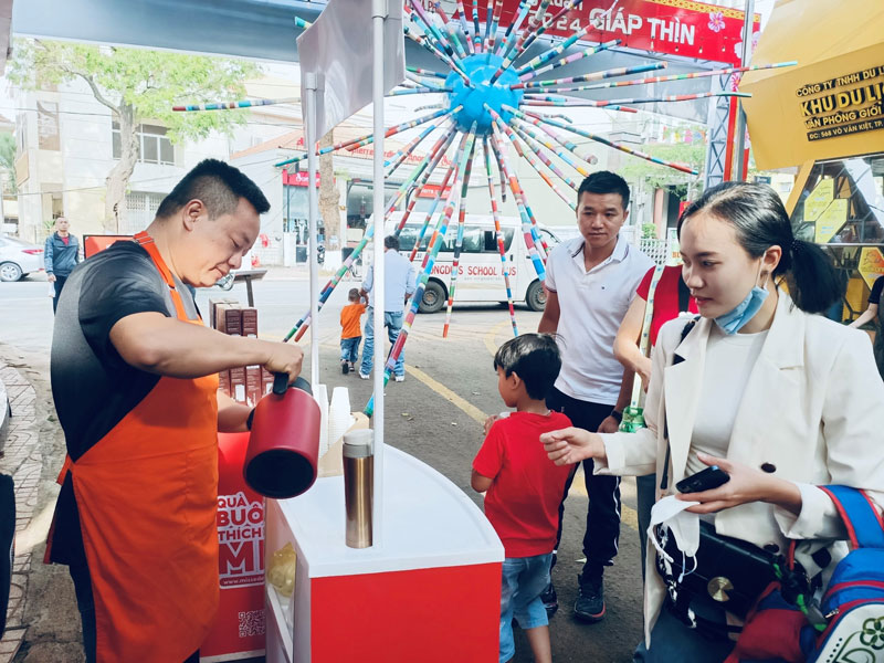 Mr. Huu personally poured cups of coffee and hot chocolate to invite guests. Photo: Phan Tuan