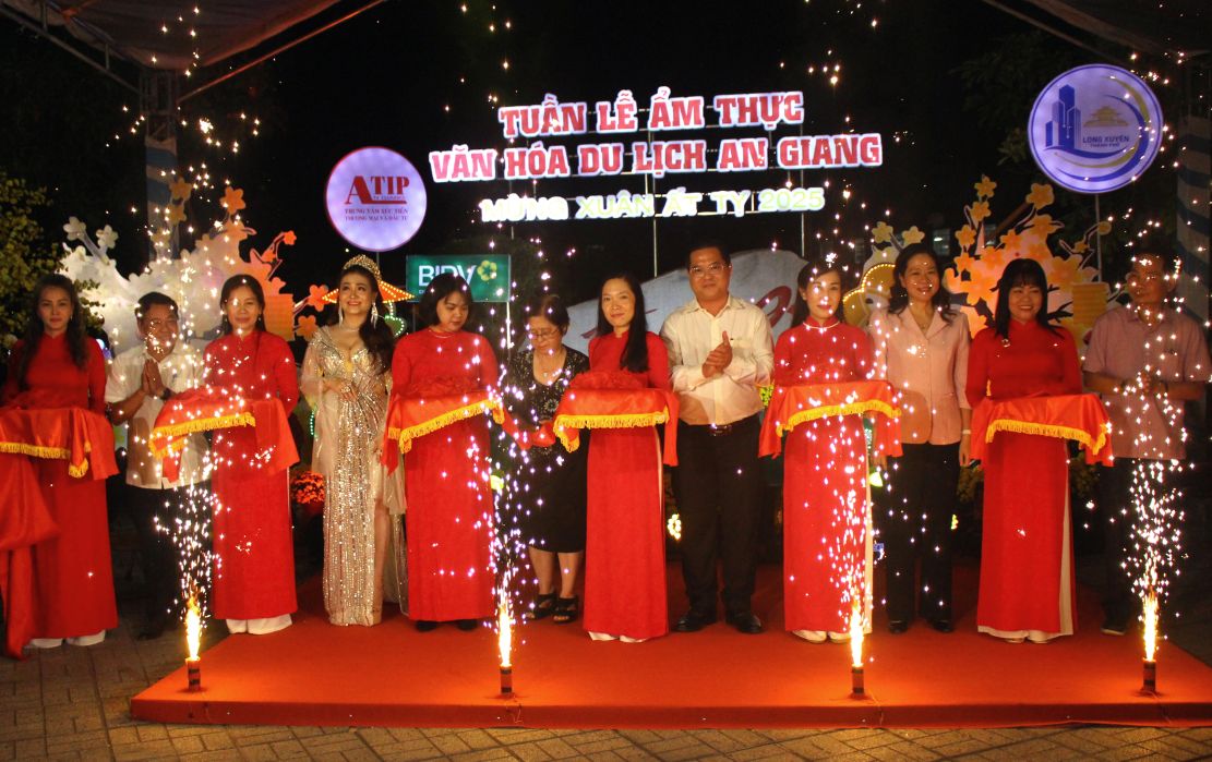 Quang canh thuc hien nghi thuc khai mac su kien Tuan le am thuc, van hoa, du lich An Giang Xuan At Ty. Anh: Lam Dien