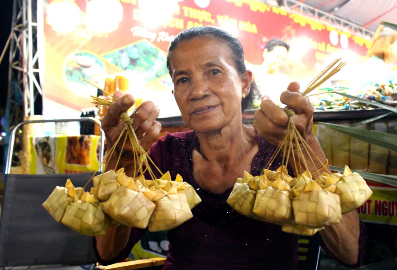 Banh ca tum, dac san cua dong bao Khmer xa O Lam, huyen Tri Ton. Anh: Lam Dien