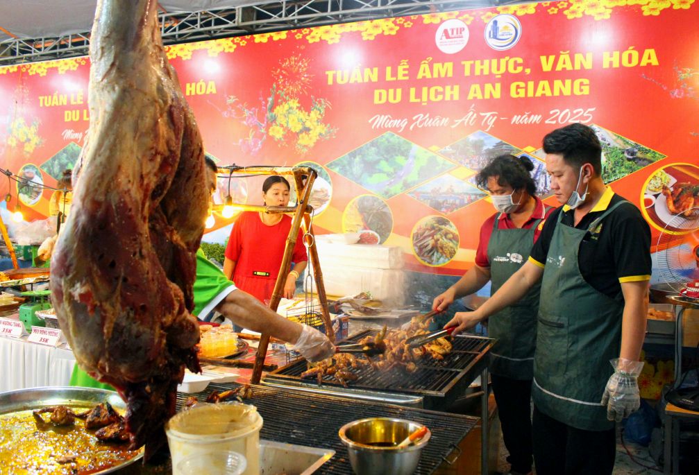 Gian hang am thuc cac mon nuong dac san. Anh: Lam Dien