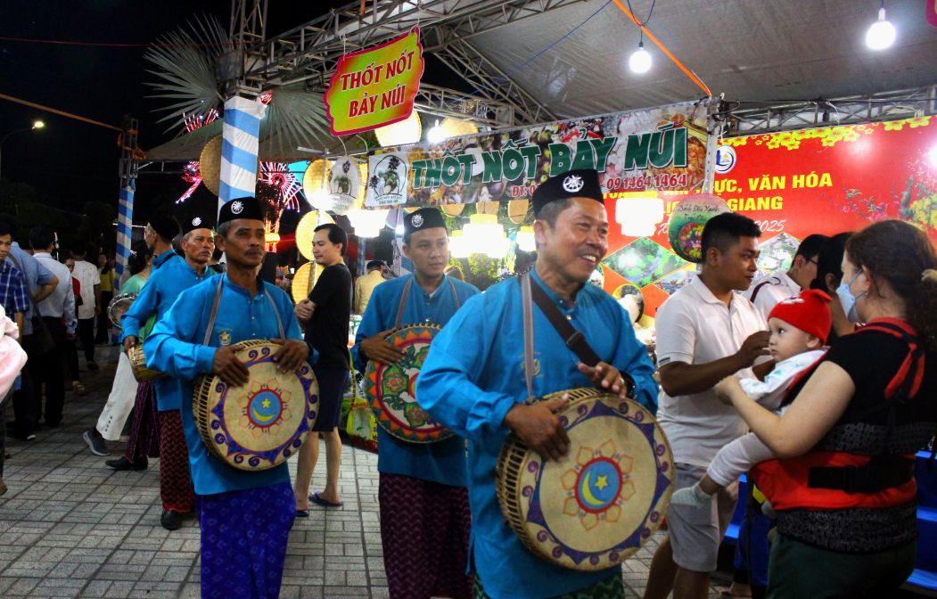 Tai su kien, Ban to chuc bo tri cac nghe nhan bieu dien van nghe dan toc, mang lai cho nguoi tham du nhieu cam xuc moi la va giau ban sac van hoa. Anh: Lam Dien