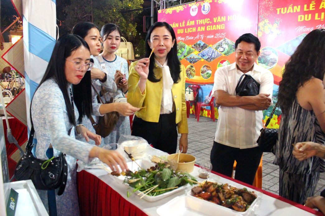 Trai nghiem am thuc dac san tai su kien. Anh: Lam Dien