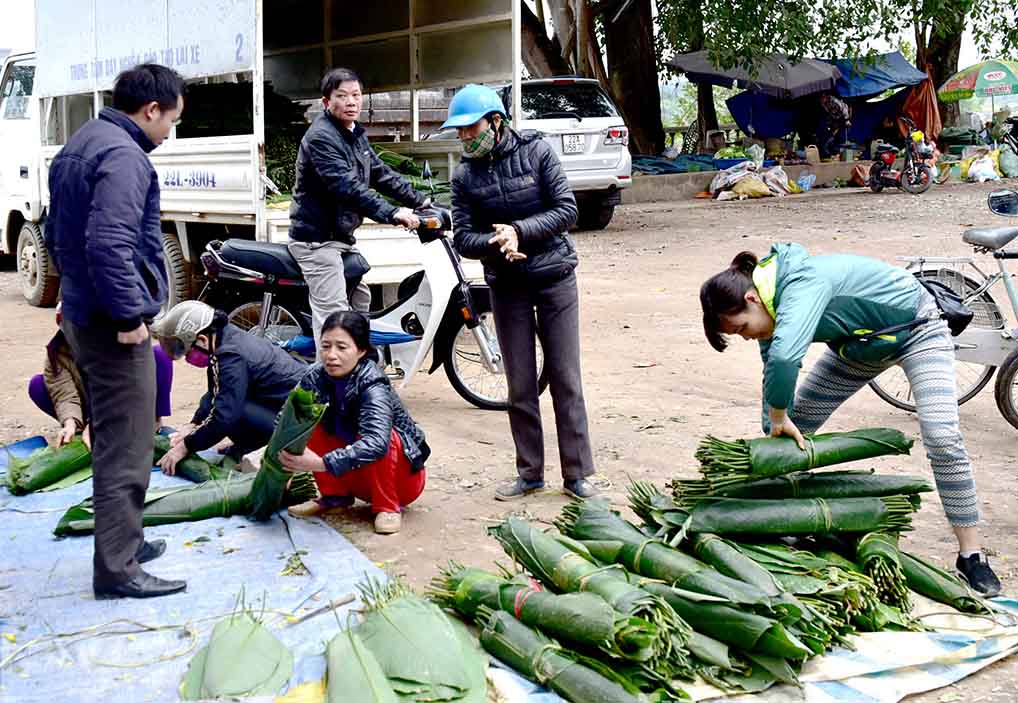 Thuong lai tu nhieu noi tim ve Tuyen Quang thu mua la dong rung cho vu Tet. Anh: Quang Hoa.