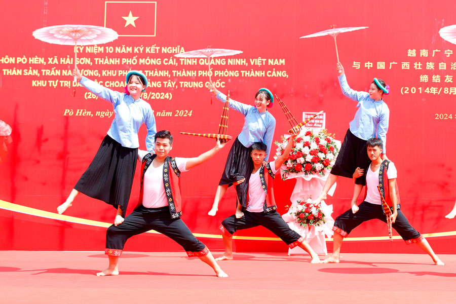 An art performance at Po Hen market. Photo: Mong Cai Electronic Information Portal