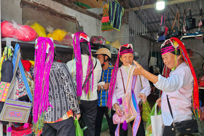 Mot gian hang quan ao tai phien cho Dong Van, Binh Lieu, tinh Quang Ninh. Anh: Doan Hung