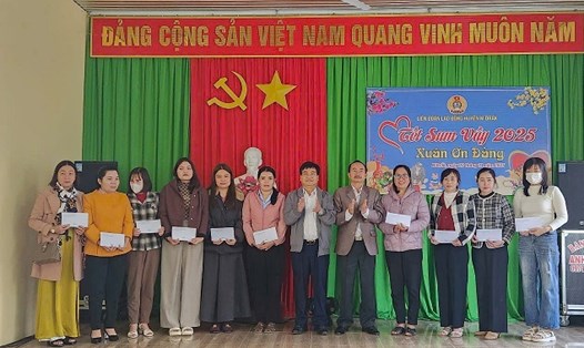 Lãnh đạo Huyện ủy M'Đrắk trao quà cho đoàn viên, người lao động có hoàn cảnh khó khăn trước thềm Tết Nguyên đán 2025. Ảnh: Nguyễn Nga