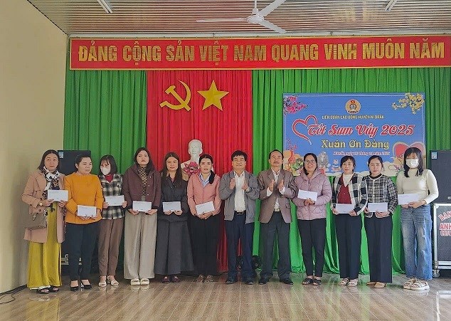 Công đoàn vùng khó khăn chăm lo cho đoàn viên dịp Tết