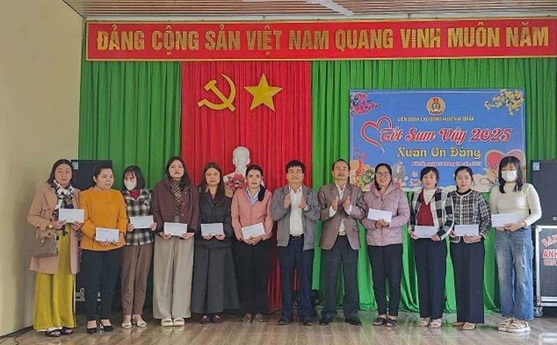 Leaders of M'Drak District Party Committee presented gifts to union members and workers in difficult circumstances before the Lunar New Year 2025. Photo: Nguyen Nga