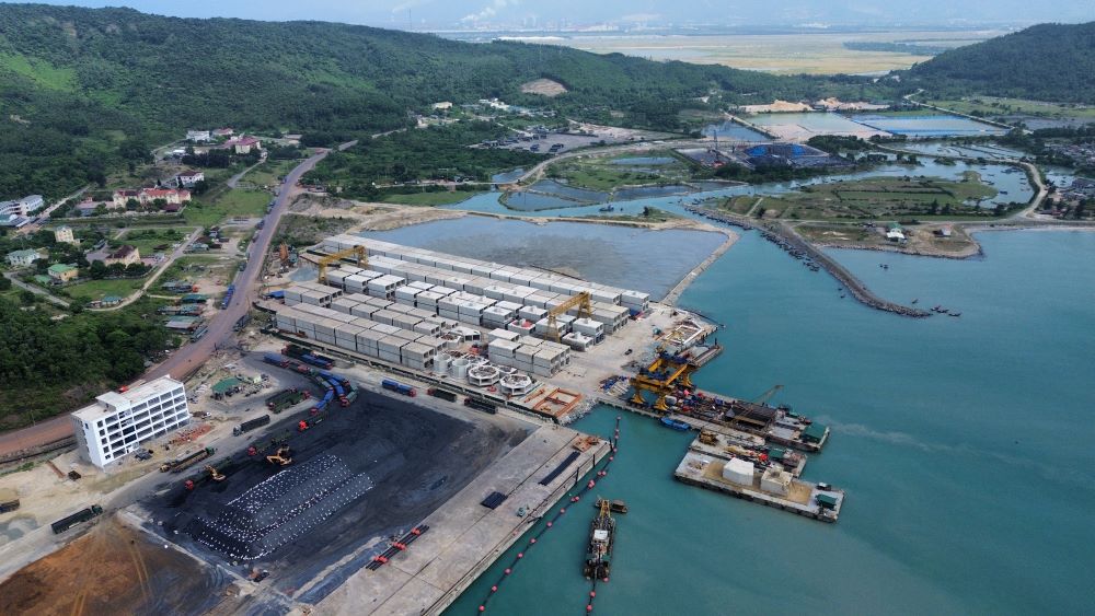 A corner of Vung Ang Deep Water Port (Ha Tinh) has the advantage of transporting goods by sea, helping Ha Tinh attract investment. Photo: Tran Tuan.
