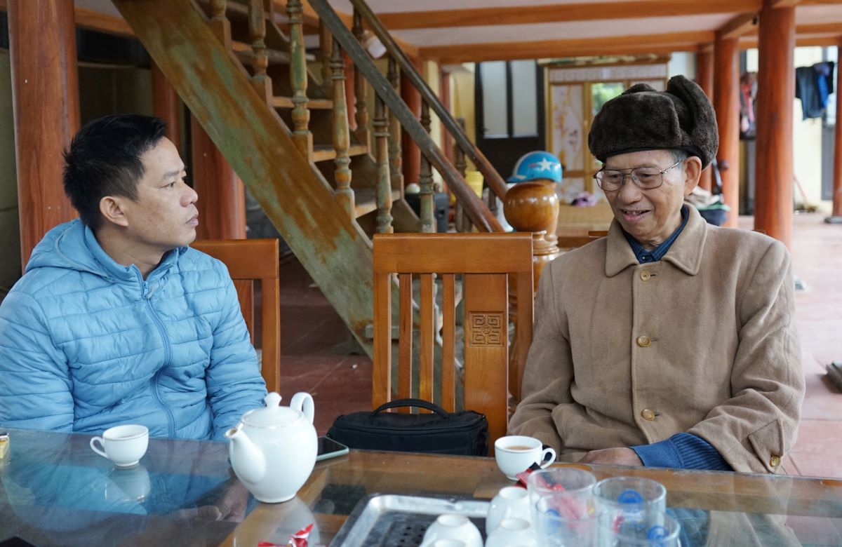 Meritorious Artisan Ha Nam Ninh shared with Lao Dong Newspaper reporters about his journey of exploring, researching and “preserving the soul” of Thai script in Thanh Hoa. Photo: Minh Hoang