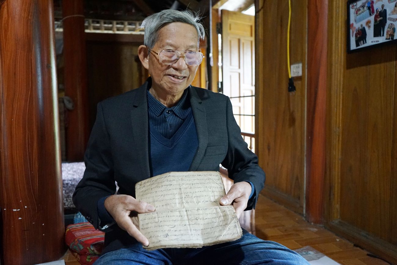 Sau hang chuc nam suu tam, ong Ha Nam Ninh dang luu giu nhieu tu lieu, van ban quy ve chu Thai. Anh: Quach Du