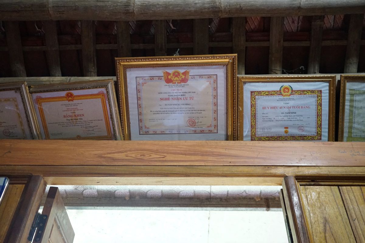 Voi nhung thanh tich xuat sac trong gin giu va phat huy di san van hoa cua dan toc, ong Ha Nam Ninh duoc Chu tich nuoc phong tang danh hieu Nghe nhan Uu tu vao nam 2015. Anh: Q.D