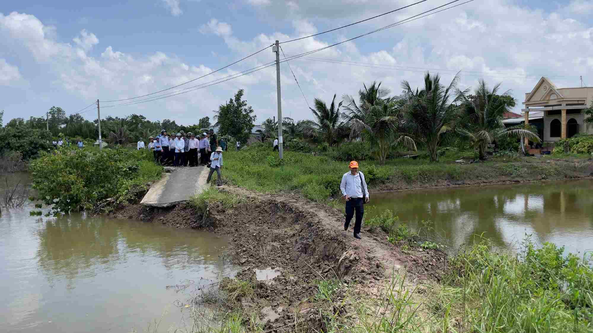 Tac gia tac nghiep tai noi sat lo bo bien, bo song Ca Mau. Anh: PHAM VU