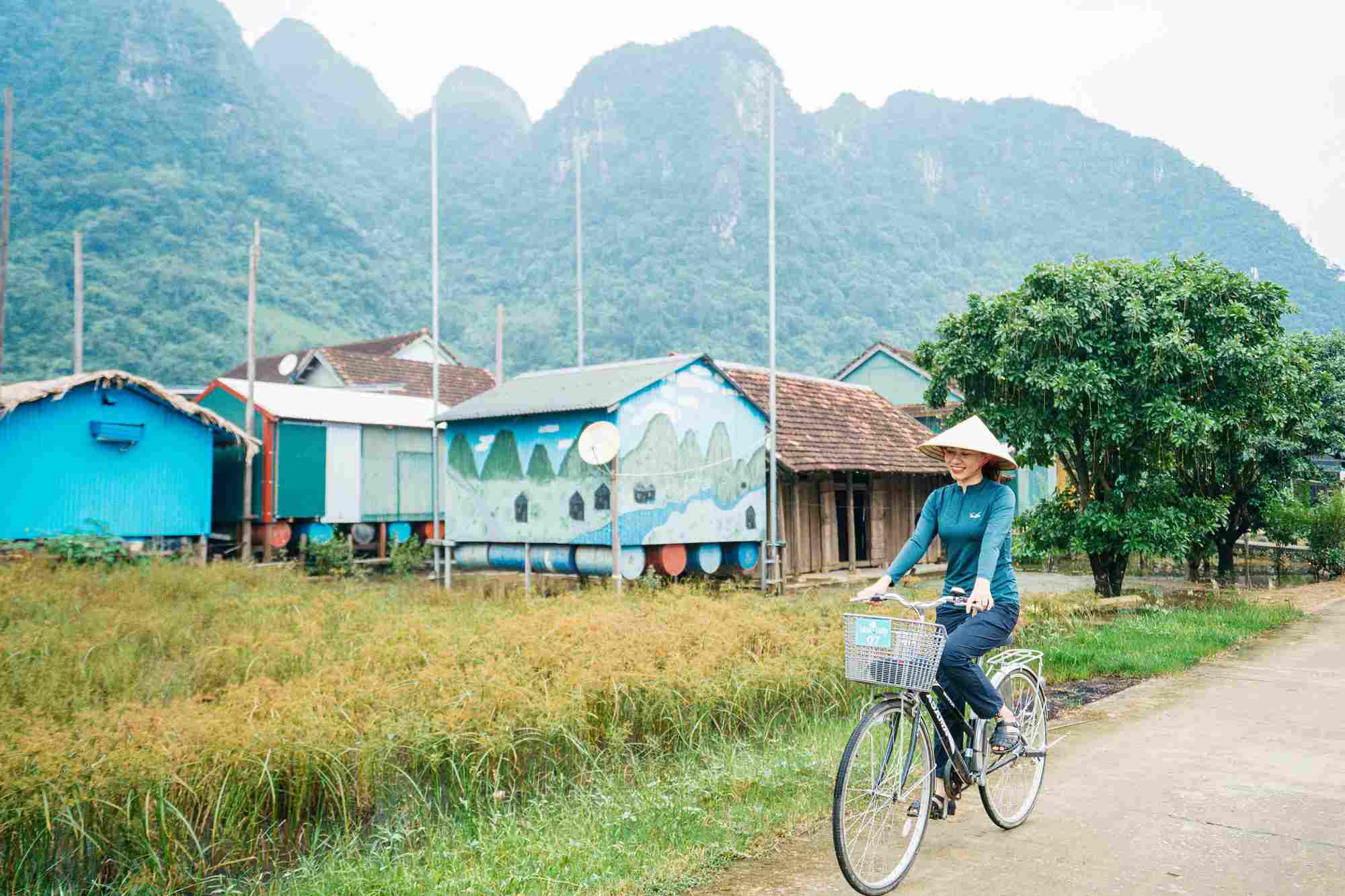 Trai nghiem dap xe tham Tan Hoa - Lang du lich tot nhat the gioi o Quang Binh. Anh: HOANG TRUNG