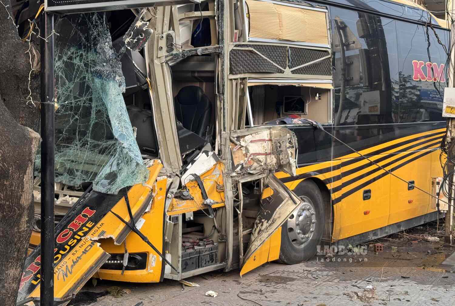 Passenger bus crashes into house in Quang Binh. Photo: Cong Sang