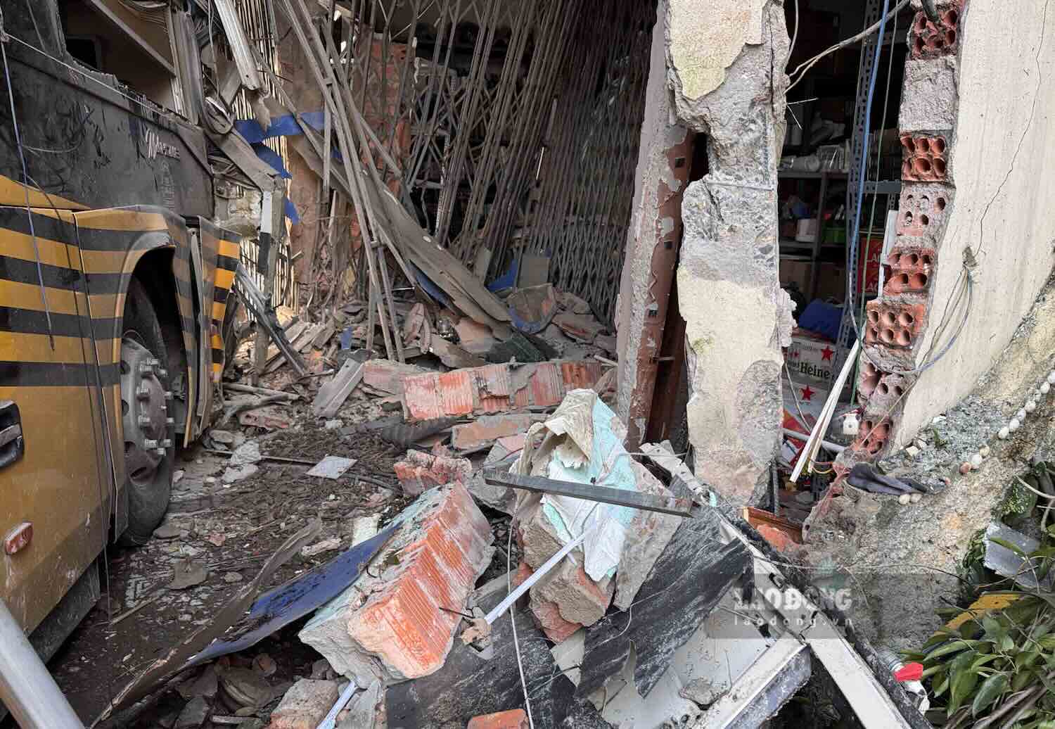 The passenger bus crashed into a house, causing the gate to collapse. Photo: Cong Sang