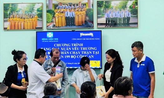 Vòng tay công đoàn đến với bệnh nhân chạy thận nhân tạo.