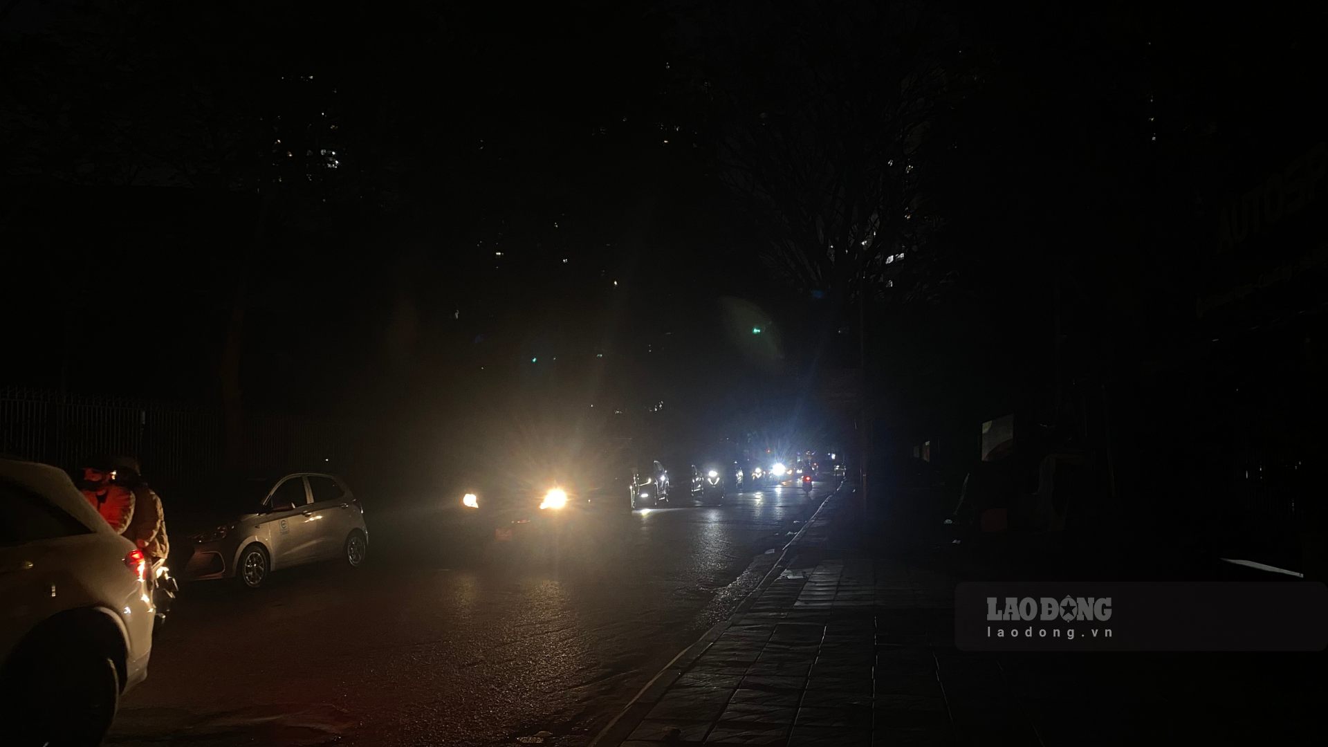 Strange story of a street in the middle of Hanoi capital that is pitch black because the lights are not working. Photo: PV