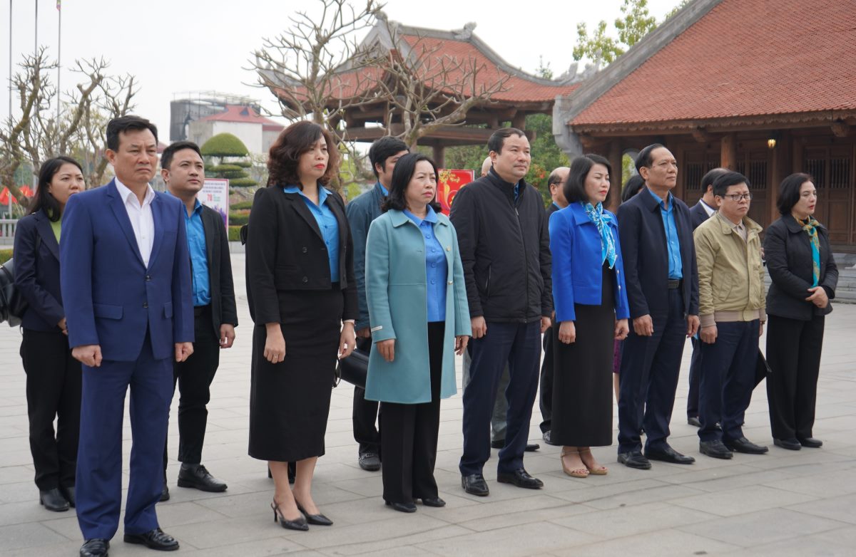 The delegation of the Vietnam General Confederation of Labor offered incense at the Memorial House of Comrade Nguyen Duc Canh. Photo: Mai Dung