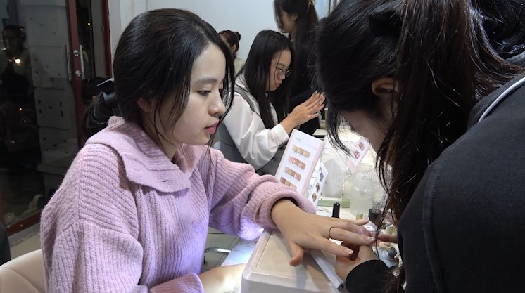 Near Tet, nail technicians work overtime all night to earn gold every day