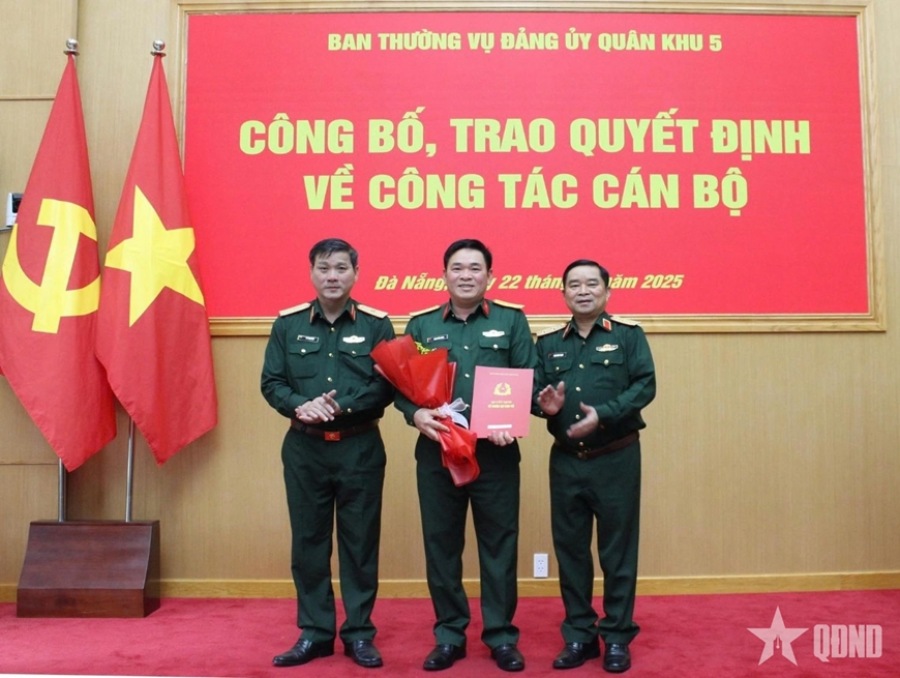 Lanh dao Quan khu 5 trao quyet dinh va tang hoa chuc mung Dai ta Dinh Van Hung. Anh: Hien Nhi/Qdnd.vn