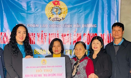 LĐLĐ tỉnh Hải Dương trao hỗ trợ kinh phí xây nhà “Mái ấm Công đoàn” cho đoàn viên Lê Thị Huyền tại huyện Kim Thành. Ảnh: Mai Hương