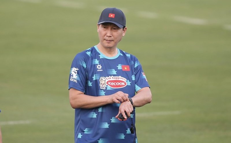 Coach Kim Sang-sik is always struggling with the problem of making the Vietnamese team stronger. Photo: Minh Dan