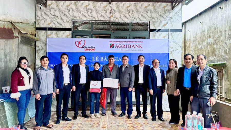 Mr. Ploong Loc and his wife (Quang Nam) happily received gifts from representatives of Lao Dong Newspaper and benefactors at the handover ceremony of "Trade Union Shelter" in 2024. Photo: Hoang Bin