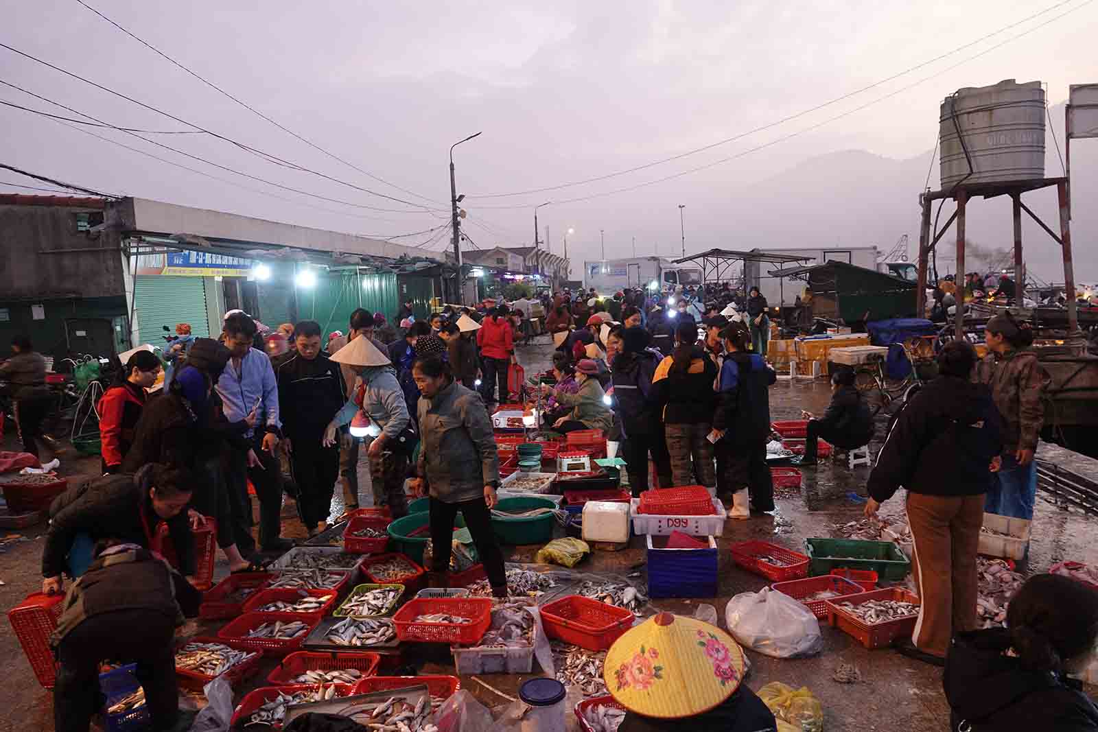 Khi troi rang dong, phien cho van con nhon nhip. Anh: Tran Tuan.