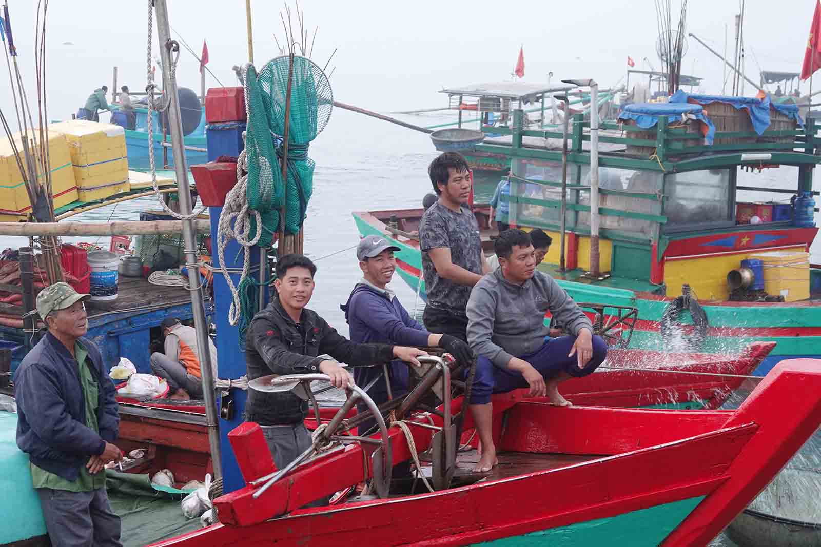 Nhom ngu dan nay co chuyen ra khoi trung dam, ban hai san duoc hon 90 trieu dong, san sang neo tau de don Tet Nguyen dan. Anh: Tran Tuan.