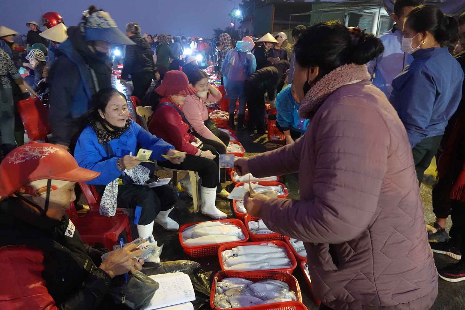 From dawn, Cua Sot Fishing Port has been bustling with people buying and selling seafood. Photo: Tran Tuan.
